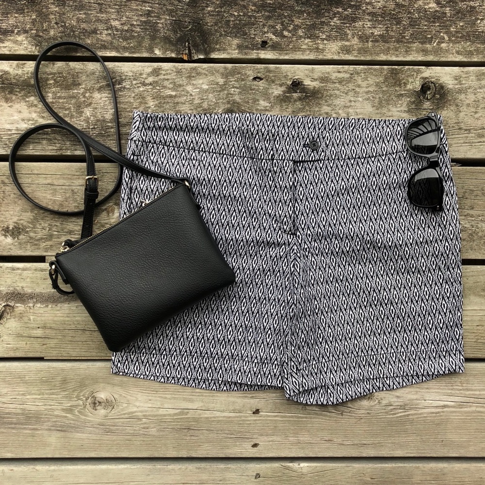 Kanar Black and White Printed Short